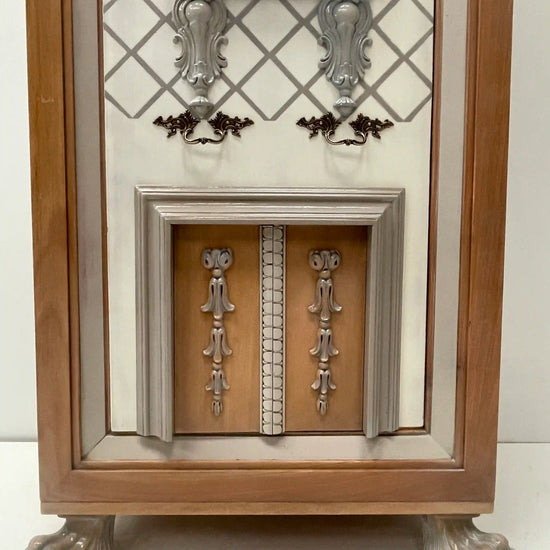 Detalle frontal con relieves ornamentales del Armario Toscano 2