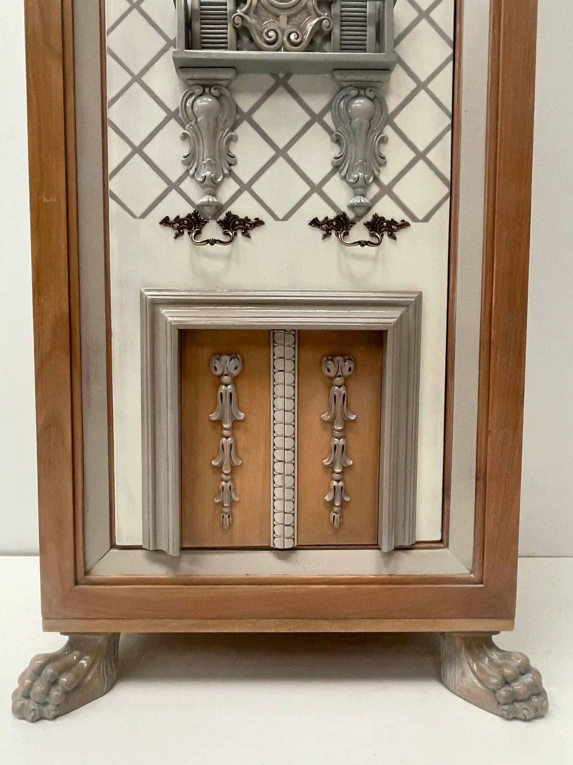 Detalle frontal con relieves ornamentales del Armario Toscano 2