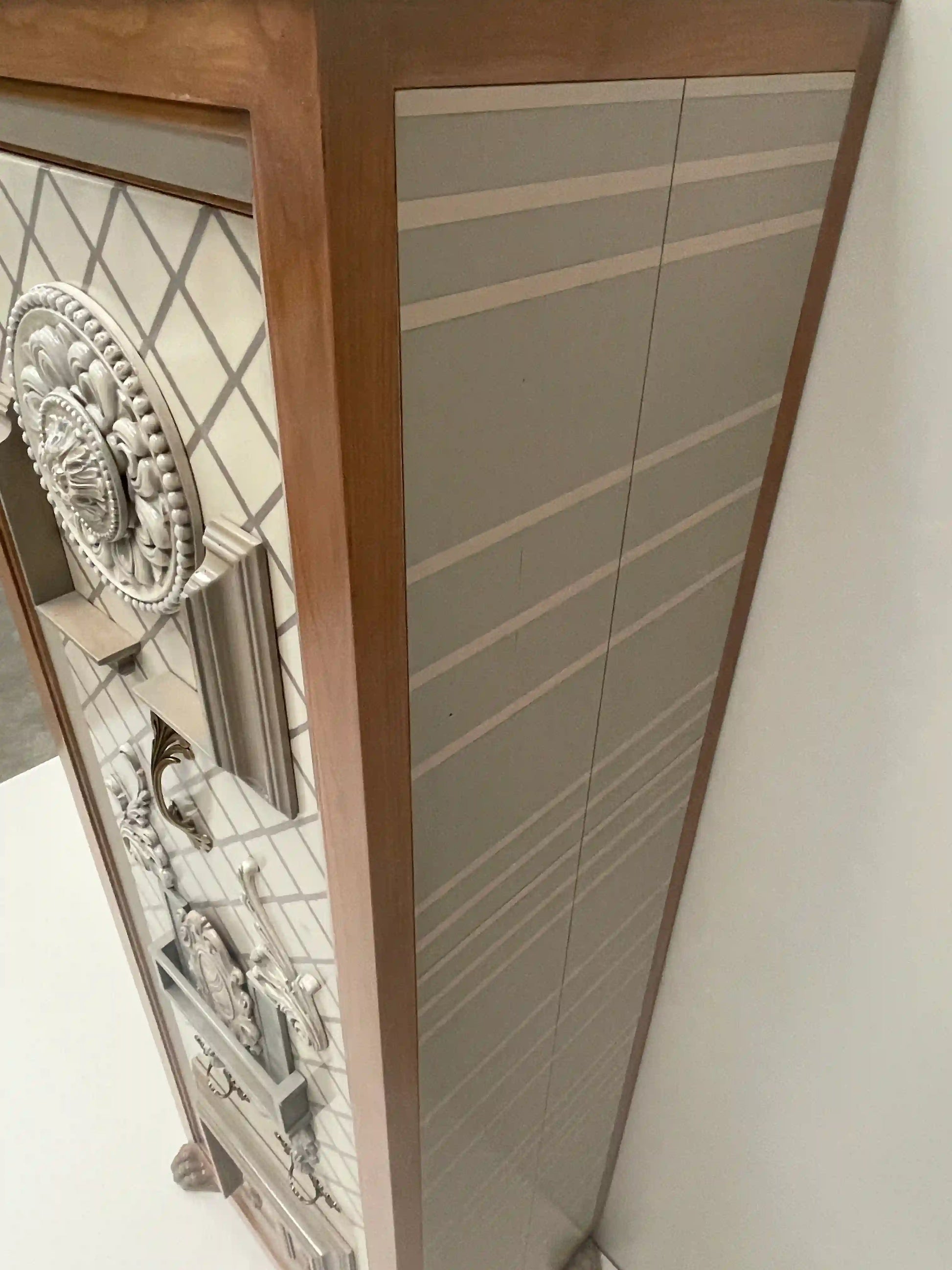Detalle lateral del Armario Toscano 2 con decoración geométrica