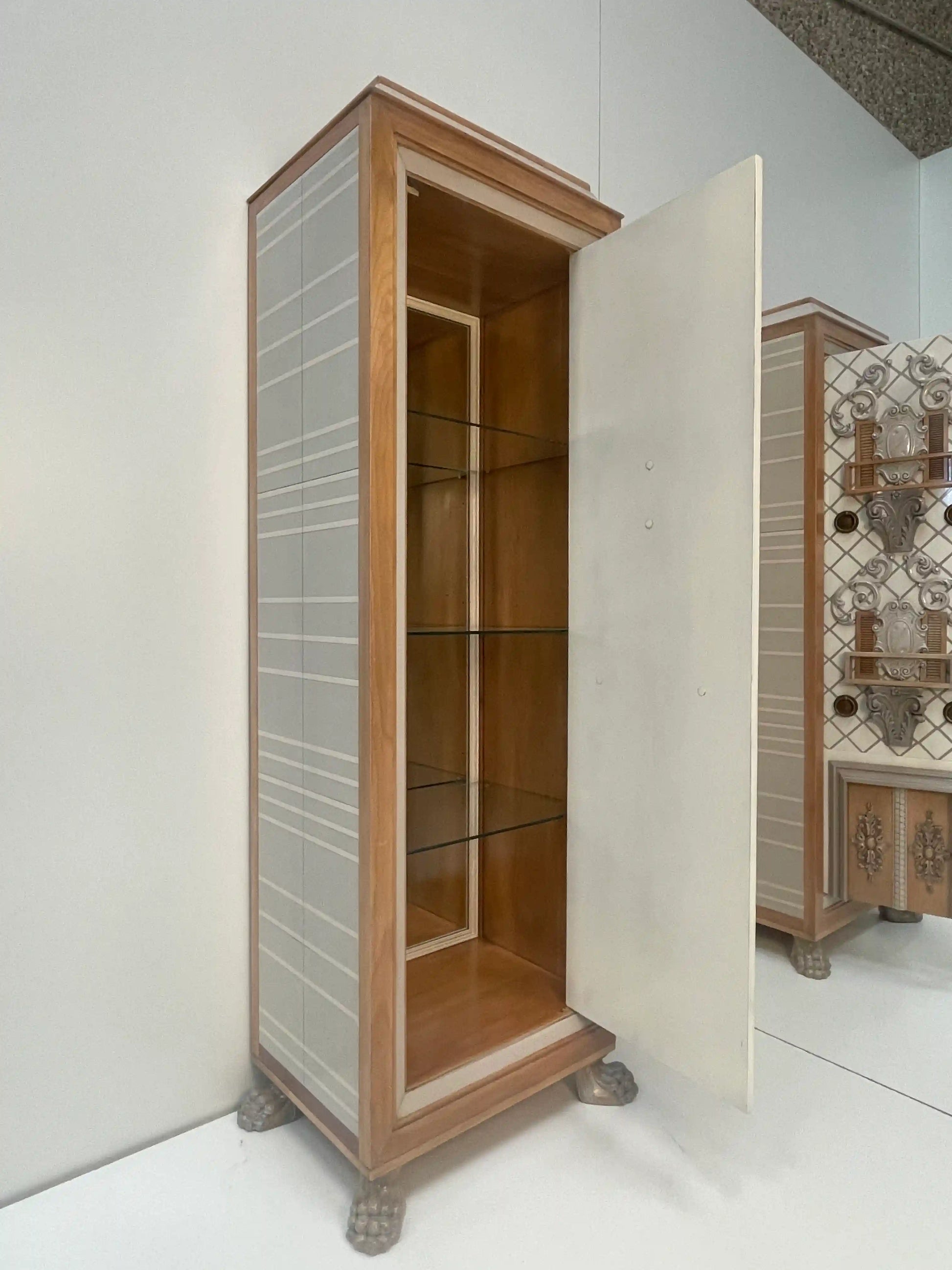Armario Toscano 2 con puerta abierta y estantes interiores
