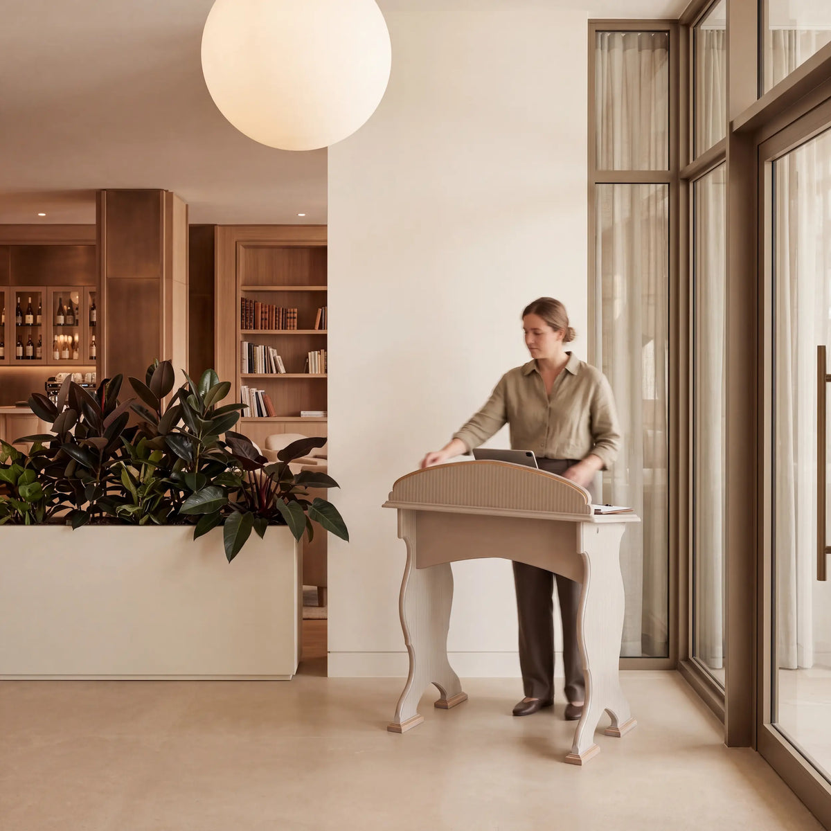 Atril Welcome integrado en una recepción contemporánea de estética elegante y luminosa.