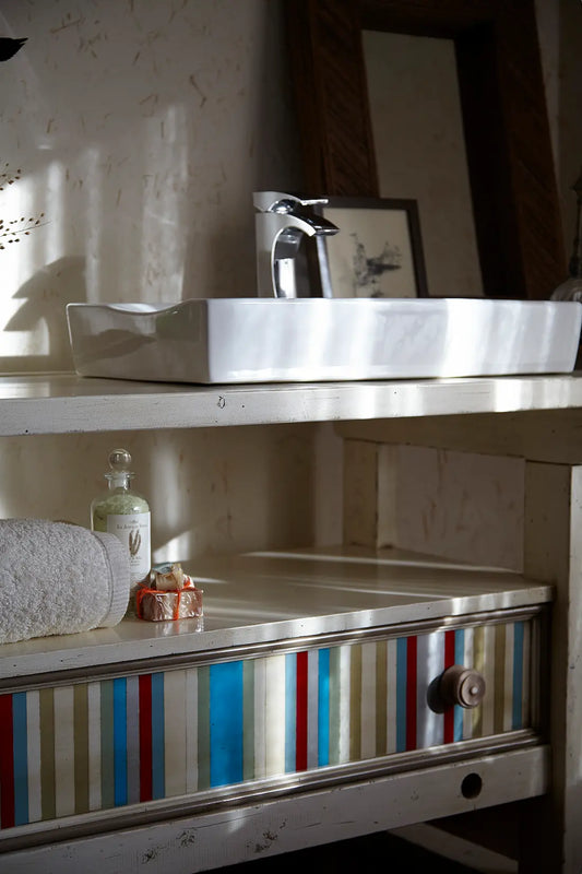 Mueble lavabo artesanal tipo banco carpintero en madera maciza con almacenaje abierto y cajón.