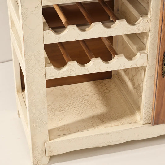 Detalle del botellero del mueble auxiliar de cocina Banco Kitchen con acabado crema decorado.