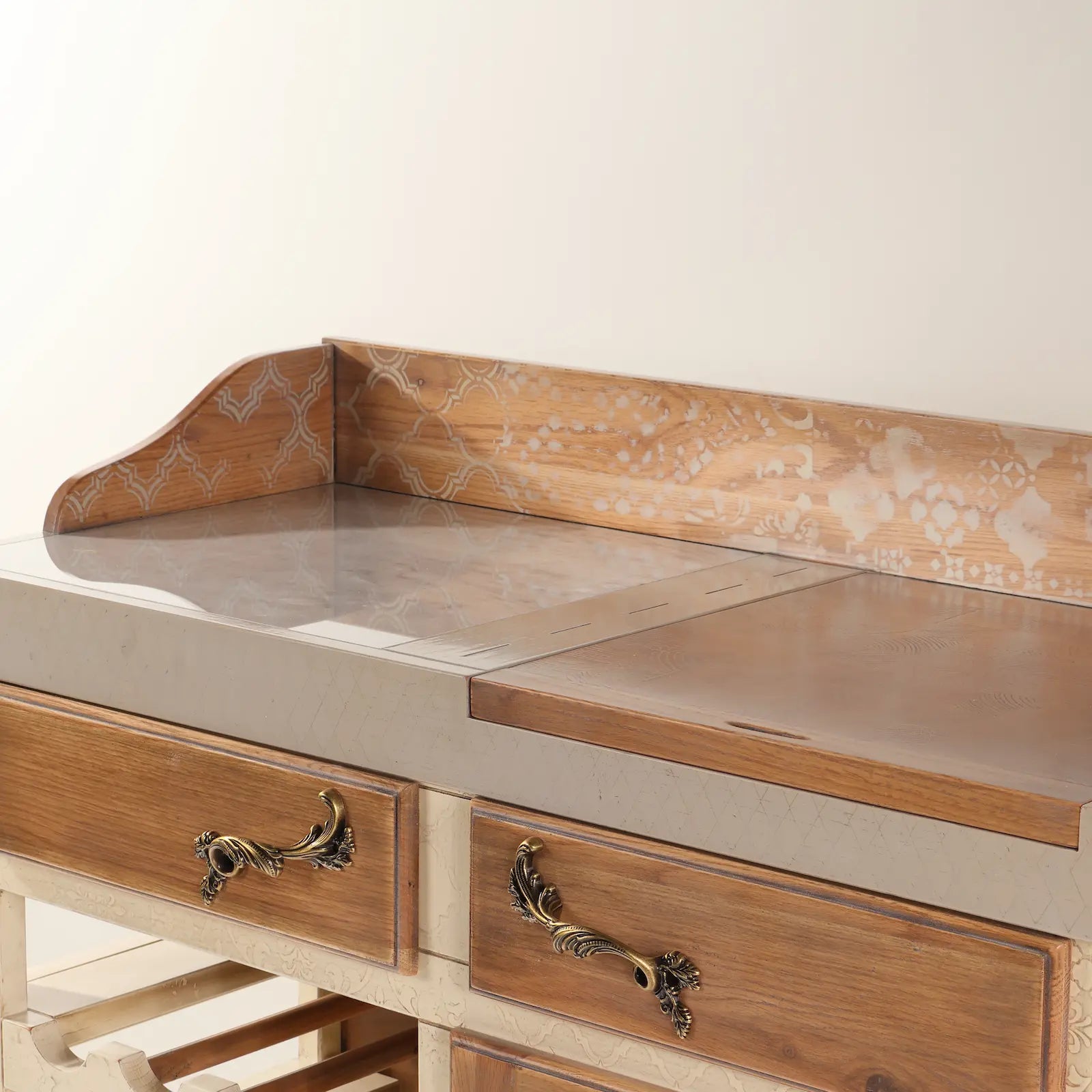 Detalle del tirador metálico, cajón de madera y alzatina decorada del Banco Kitchen.
