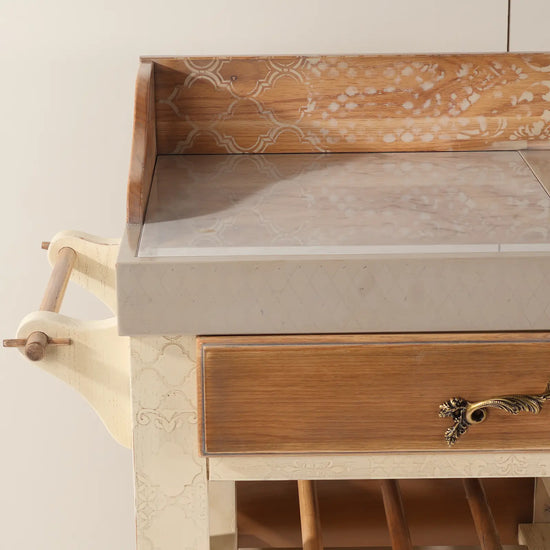 Detalle de la encimera y cajones de madera natural del Banco Kitchen con tiradores metálicos.