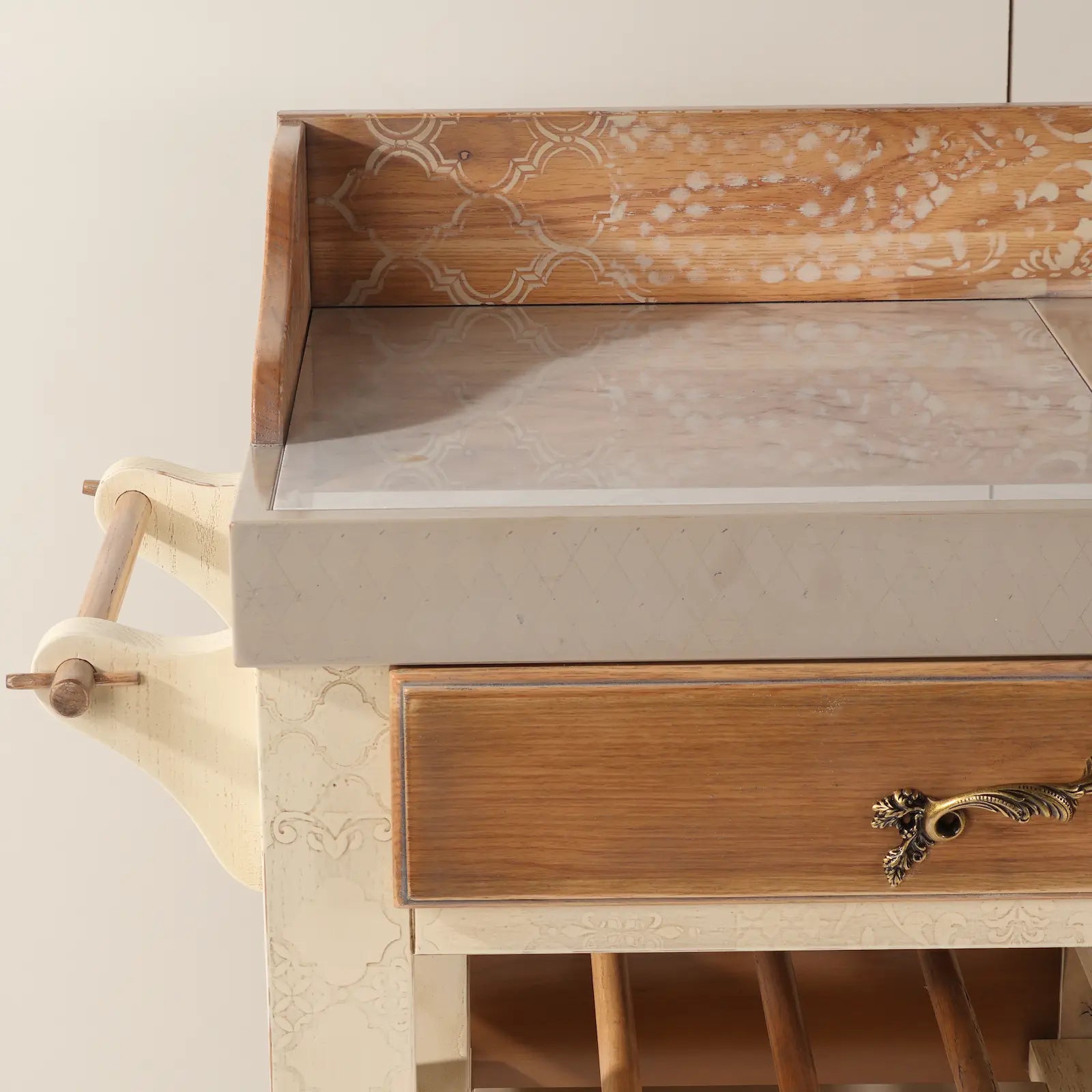 Detalle de la encimera y cajones de madera natural del Banco Kitchen con tiradores metálicos.