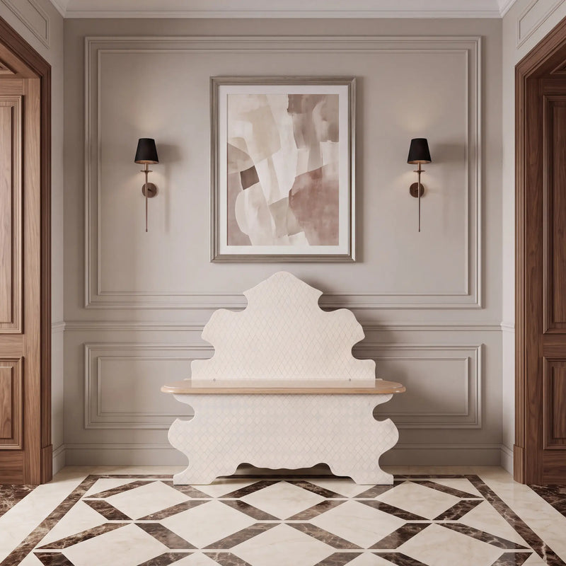 Banco Vincent en un recibidor elegante, con respaldo escultórico y silueta de curvas ornamentales.