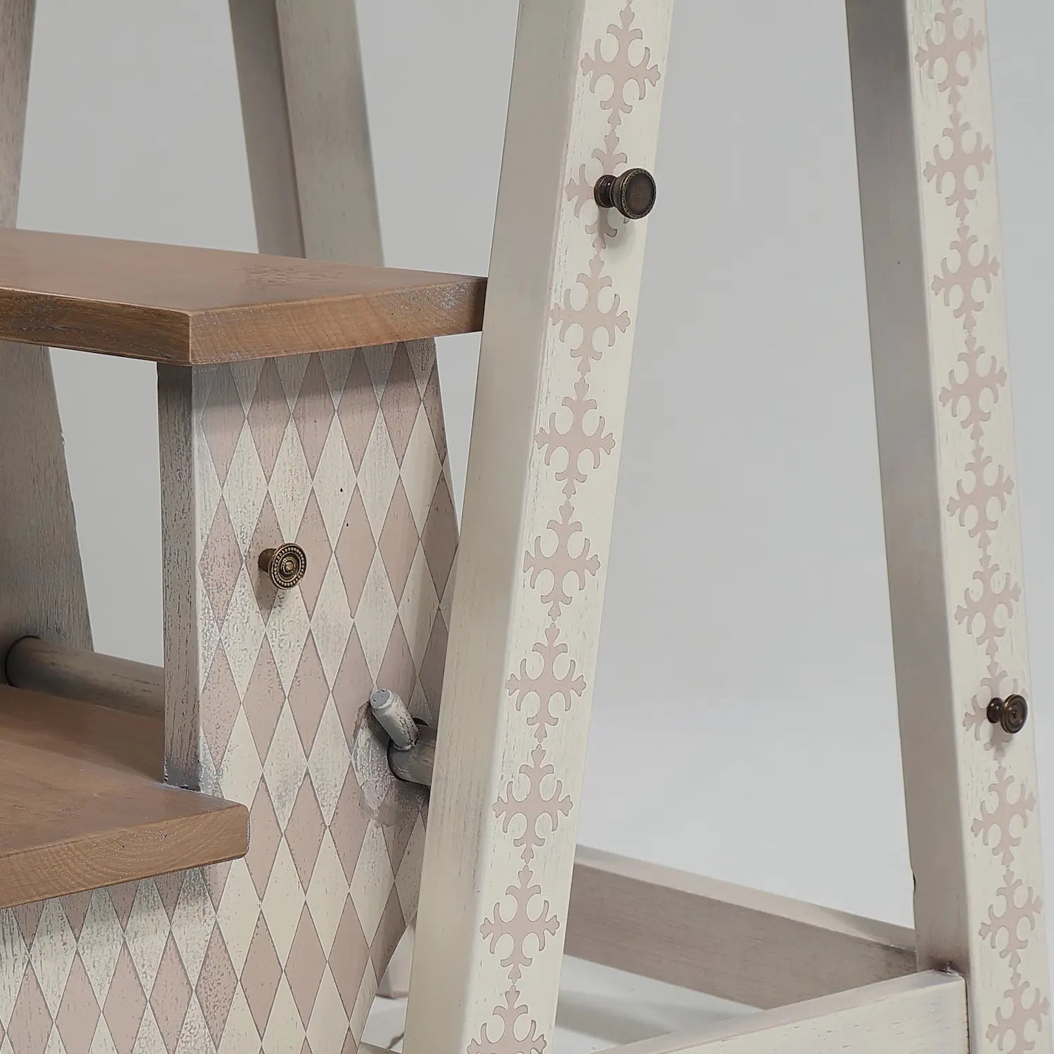 detalle estructura y mecanismo banqueta escalera de madera