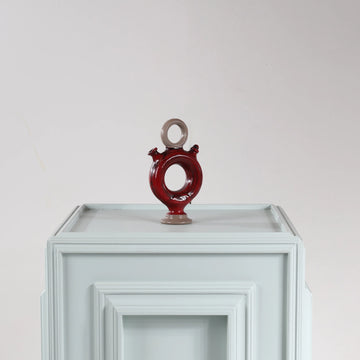 Botijo Blood decorativo con acabado rojo y negro, asa superior y abertura central.