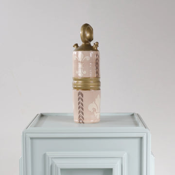 Botijo Brat decorativo en rosa empolvado y dorado con motivos de flor de lis.