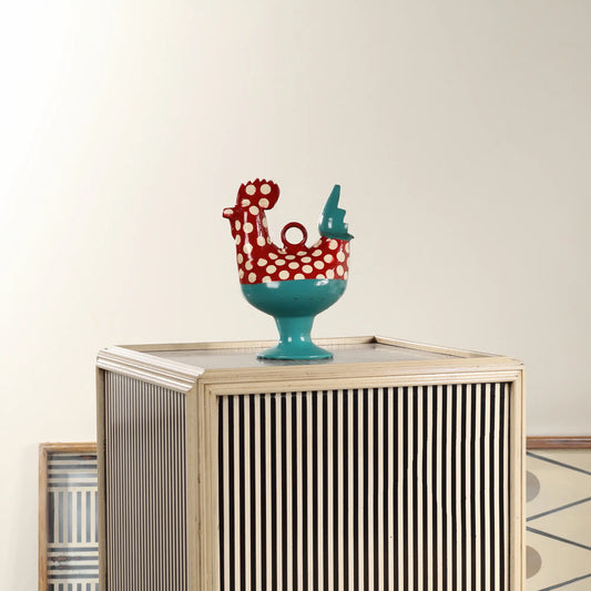 Botijo Galla de cerámica colocado sobre un mueble de rayas como pieza decorativa original para salones o recibidores.