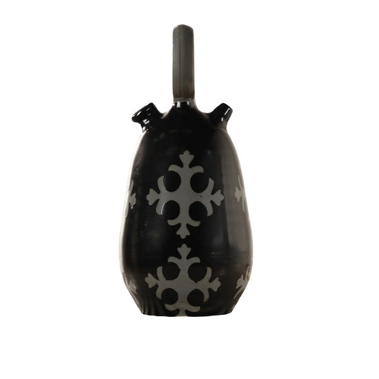 Botijo Ovum de cerámica negra esmaltada con asa gris superior, cuerpo ovalado y motivos geométricos claros sobre fondo blanco.
