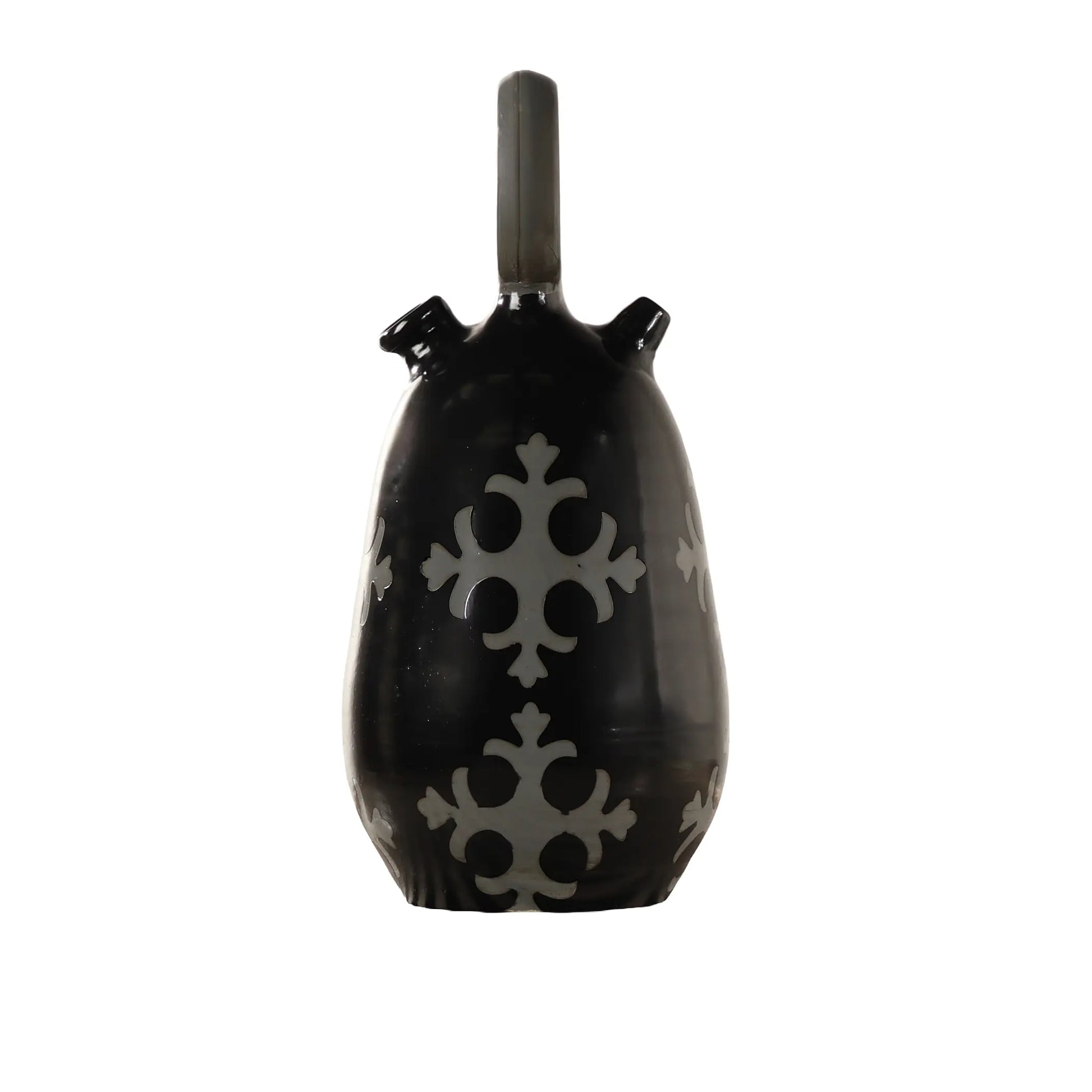 Botijo Ovum de cerámica negra esmaltada con asa gris superior, cuerpo ovalado y motivos geométricos claros sobre fondo blanco.