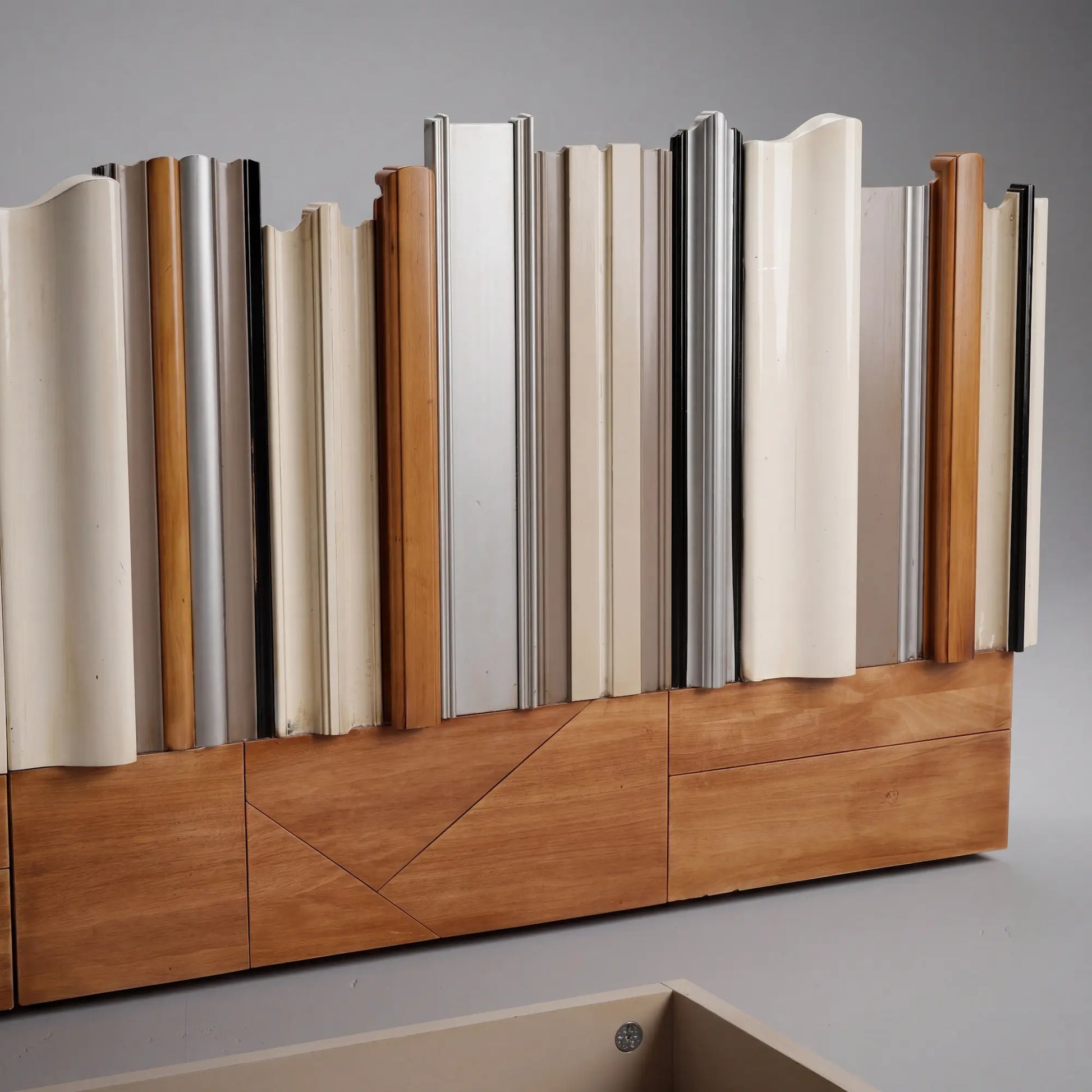 detalle lateral de cabecero artesanal Reina en madera con relieve decorativo y diferentes texturas