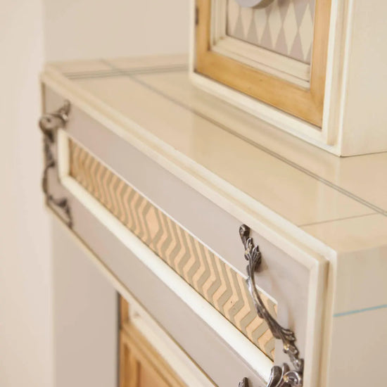 cajón de la consola one con detalles decorativos