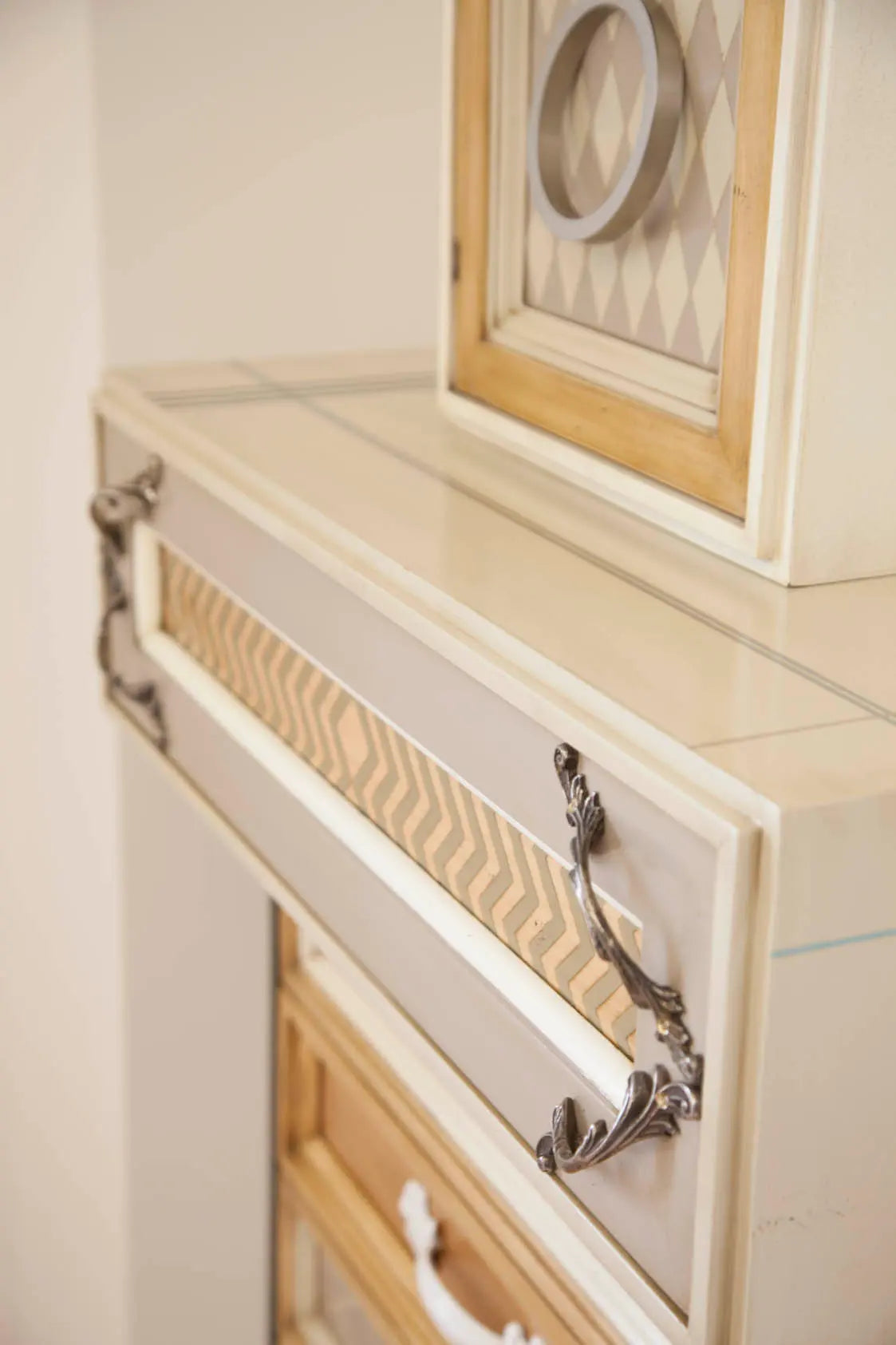 cajón de la consola one con detalles decorativos