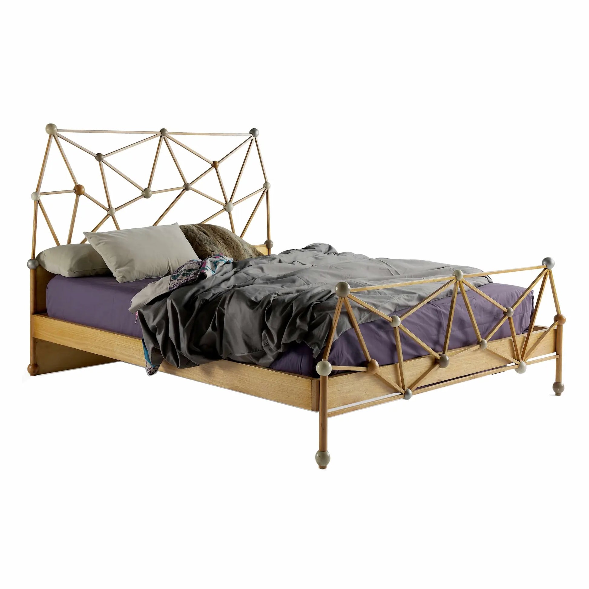 Cama Átomos de diseño en madera maciza con cabecero y piecero escultóricos de líneas geométricas.