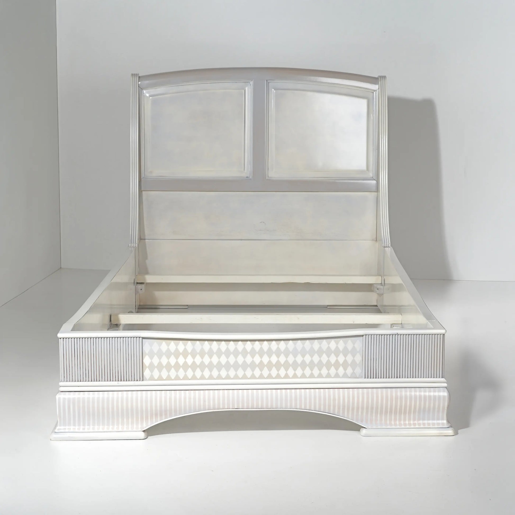 Estructura interior de la cama Giulietta mostrando construcción artesanal en madera