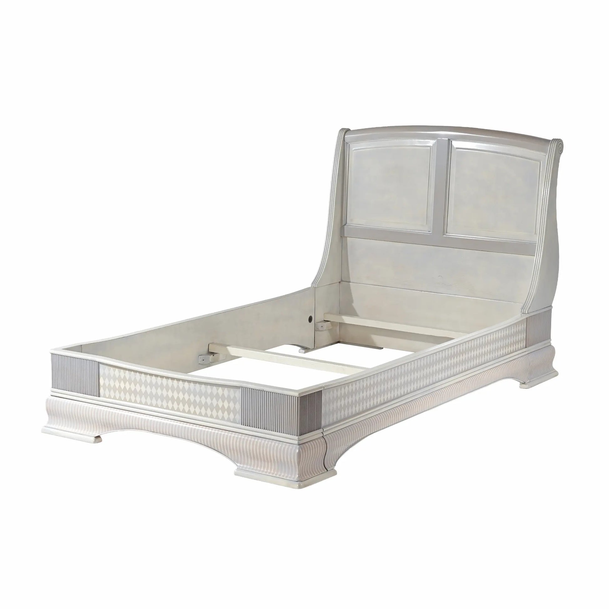 Vista lateral de la cama Giulietta con estructura abierta y diseño curvo