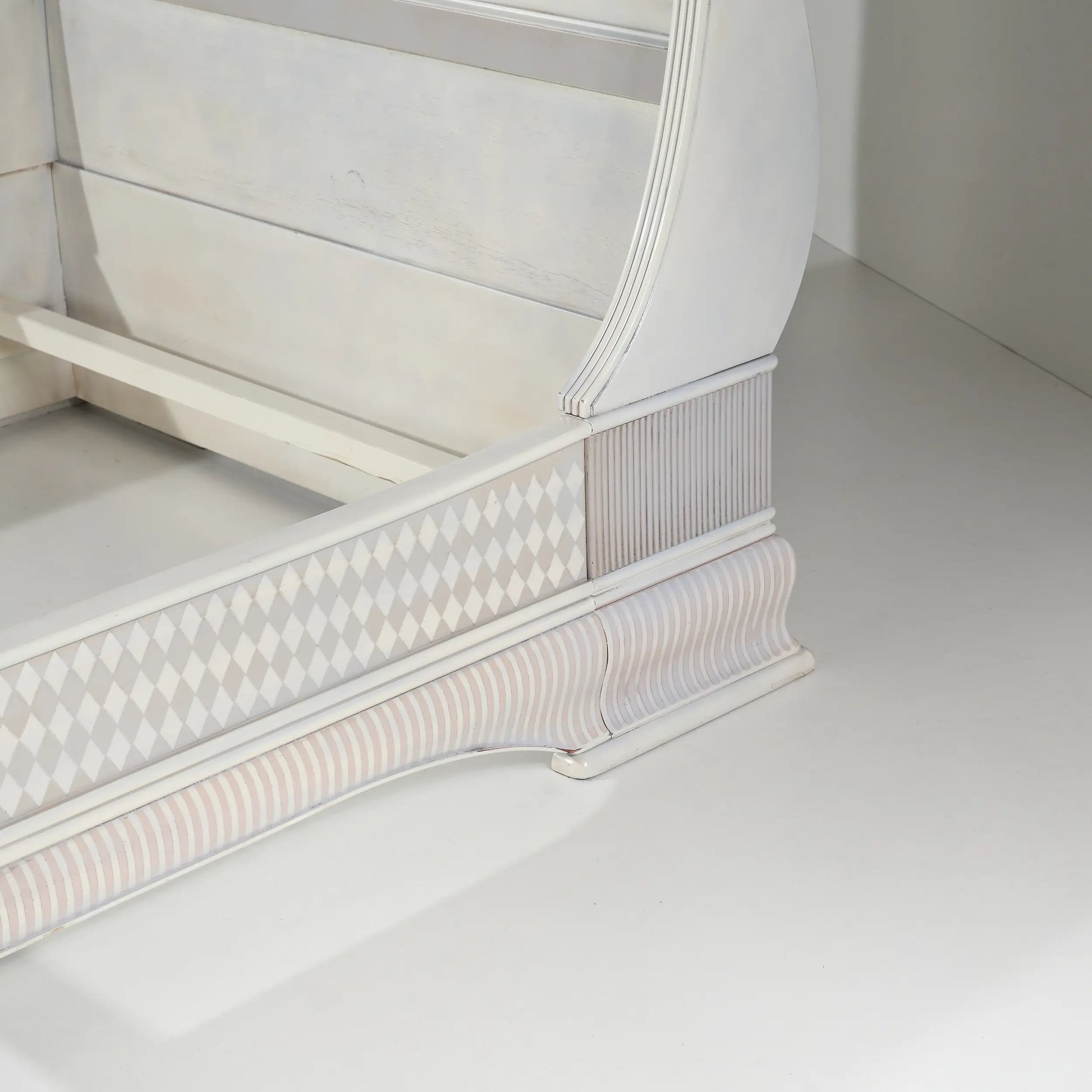 Estructura lateral de la cama Giulietta con diseño artesanal y acabados en relieve