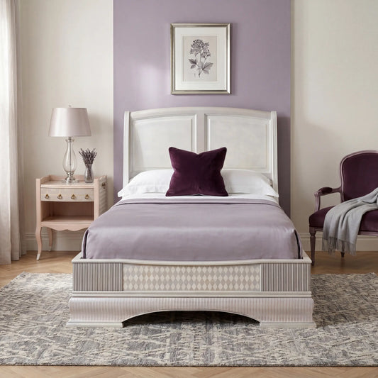 Cama Giulietta de diseño artesanal en dormitorio elegante con acabado blanco nacarado