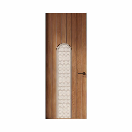 Puerta de diseño artesanal en acabado natural con composición vertical y motivo central.