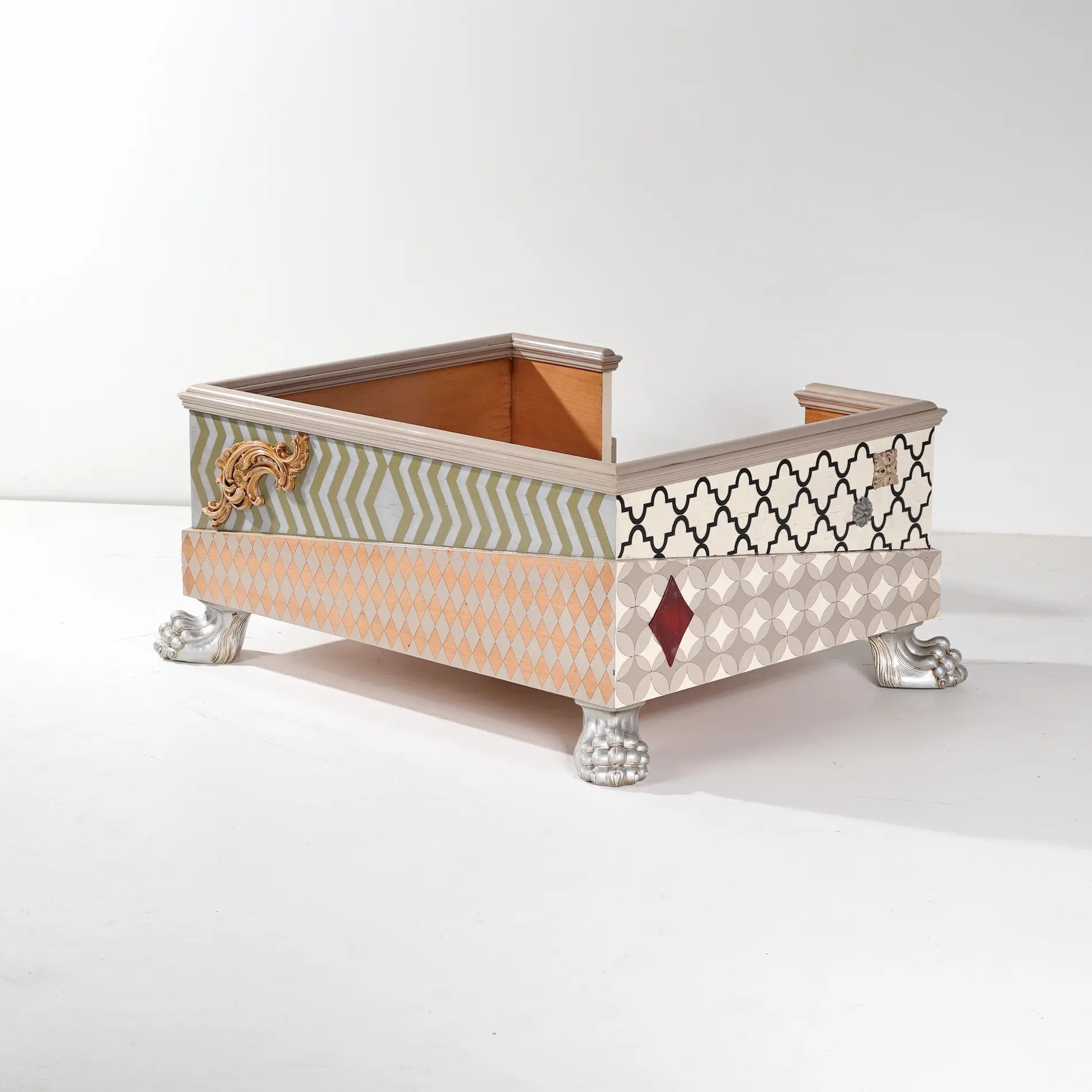 Casita Colette, cama de diseño para perro con motivos geométricos, relieves ornamentales y patas escultóricas.