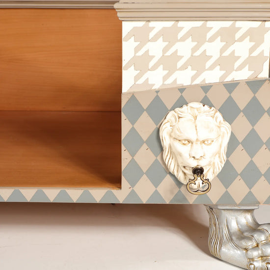 Detalle de la Casita Colette con cabeza de león, rombos en tonos suaves y pata de apariencia plateada.