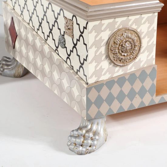 Detalle de la Casita Colette con rosetón decorativo y combinación de patrones geométricos artesanales.