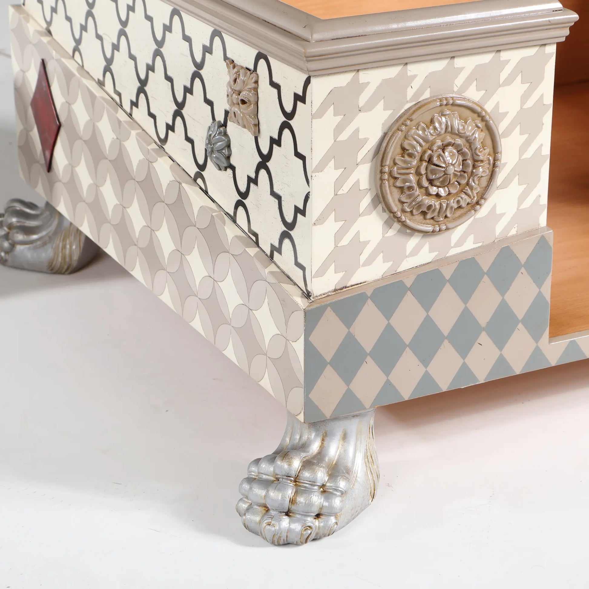 Detalle de la Casita Colette con rosetón decorativo y combinación de patrones geométricos artesanales.