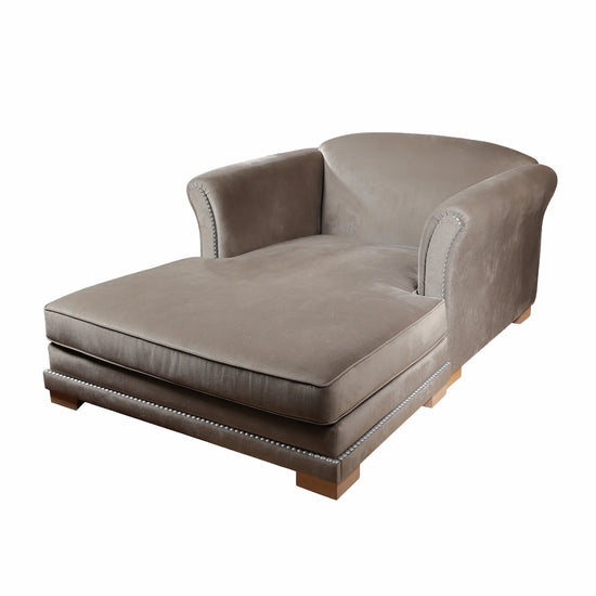 chaise longue Cats tapizada en tono neutro con diseño envolvente y asiento amplio