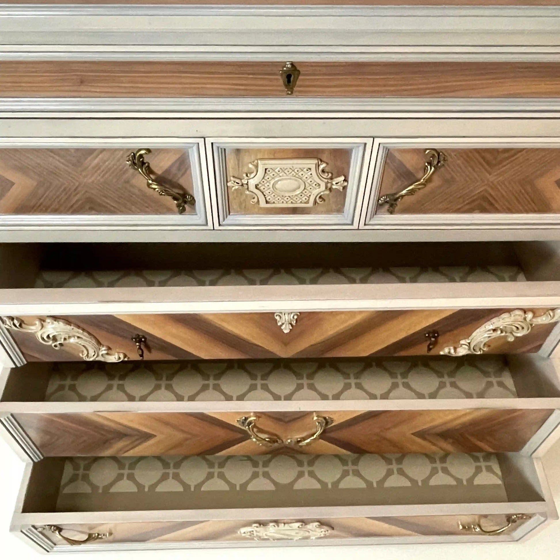 cómoda escritorio Gastón con cajones abiertos mostrando el interior