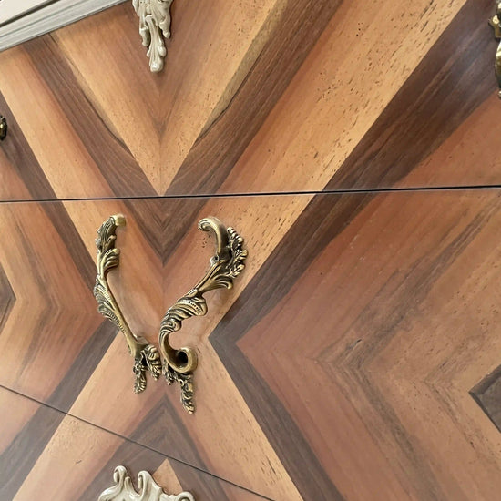 detalle de la cómoda escritorio Gastón con frente de madera en diseño geométrico