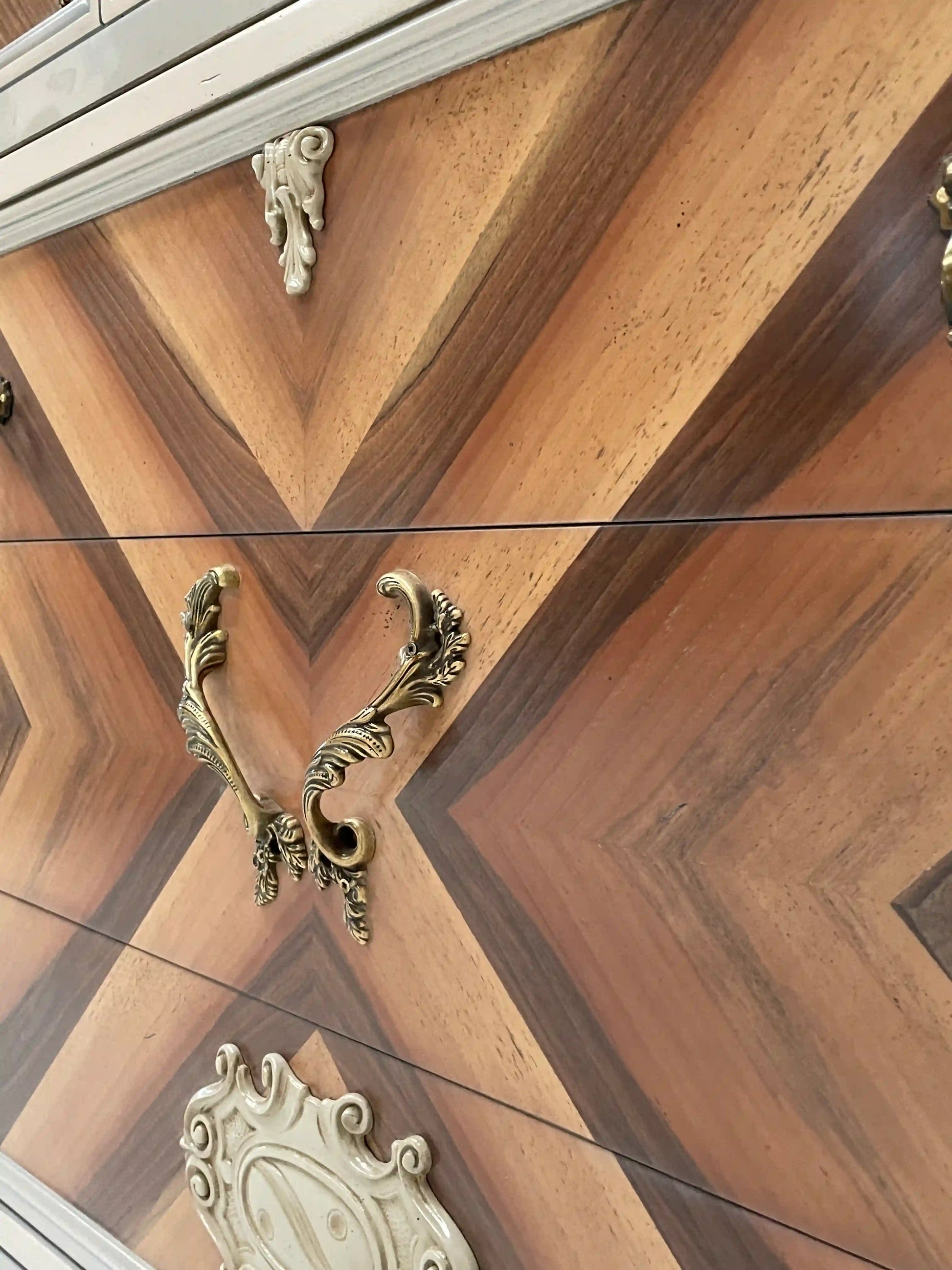 detalle de la cómoda escritorio Gastón con frente de madera en diseño geométrico