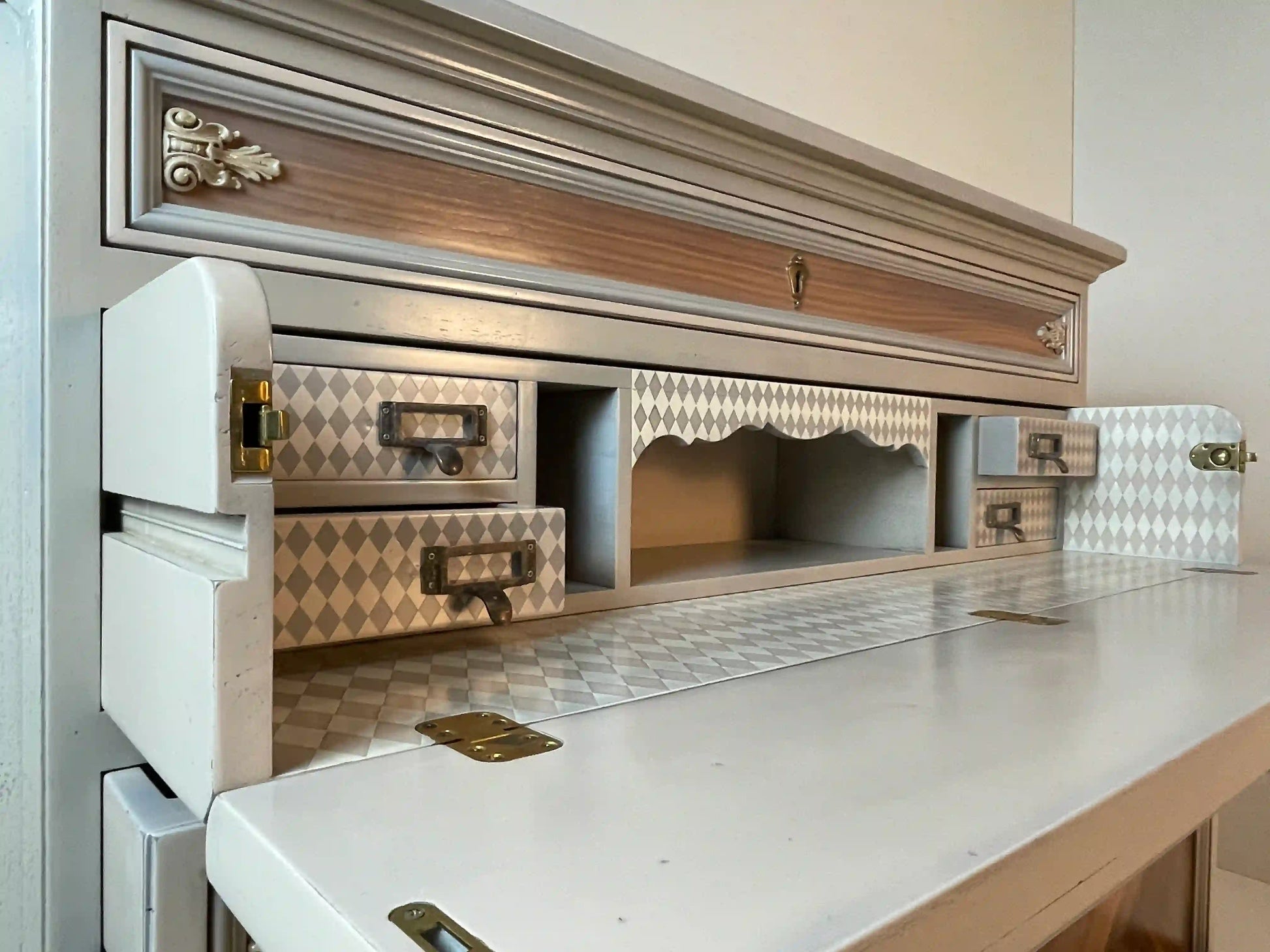 interior del escritorio abatible de la cómoda Gastón con pequeños compartimentos