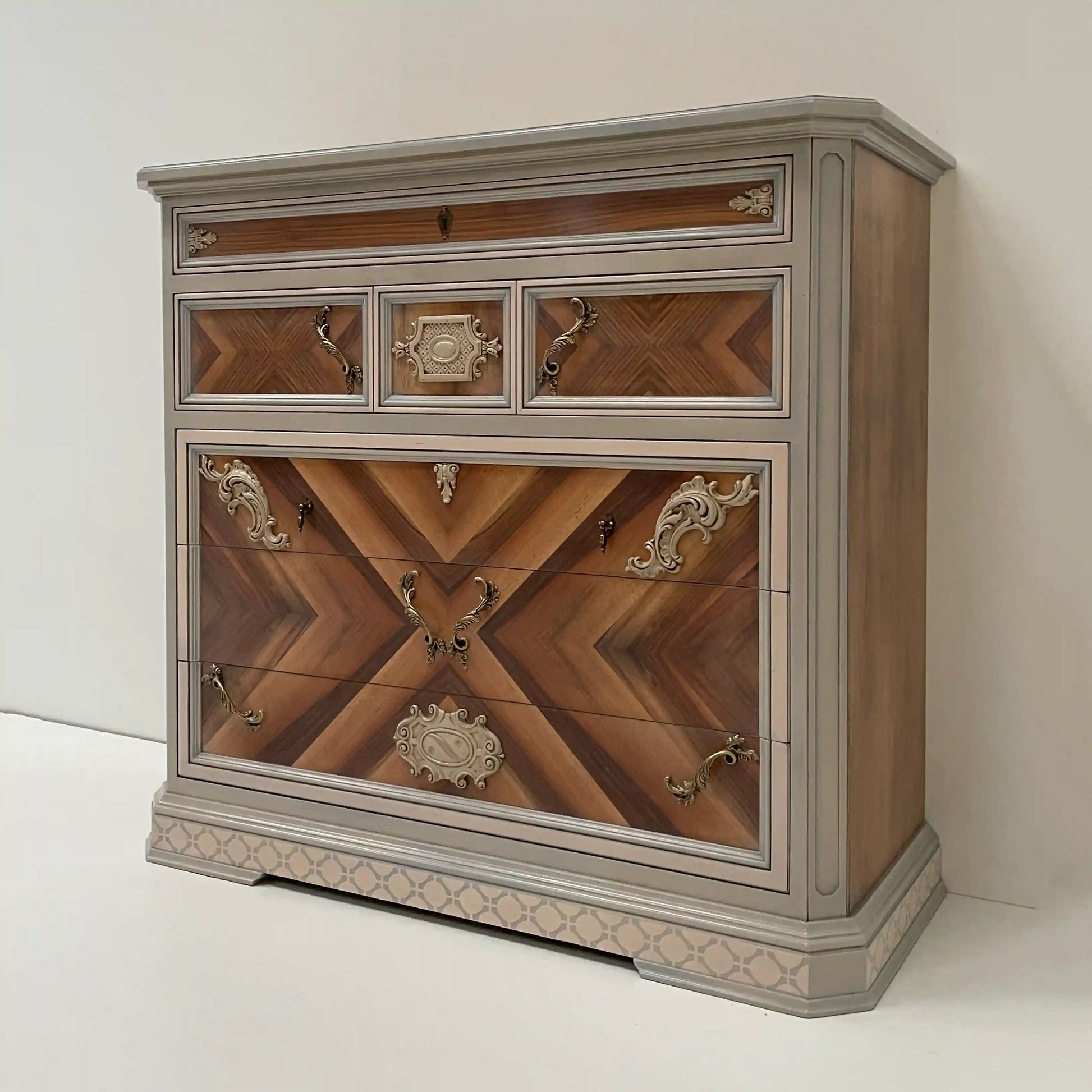 cómoda escritorio Gastón de madera con frente geométrico y cajones