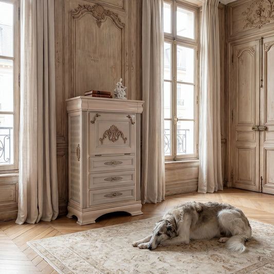 cómoda escritorio Giulietta en interior clásico con paneles de madera