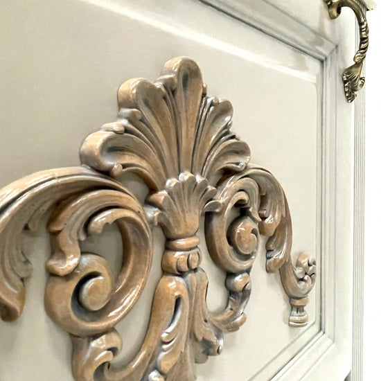 detalle de talla decorativa en el frente de la cómoda escritorio Giulietta