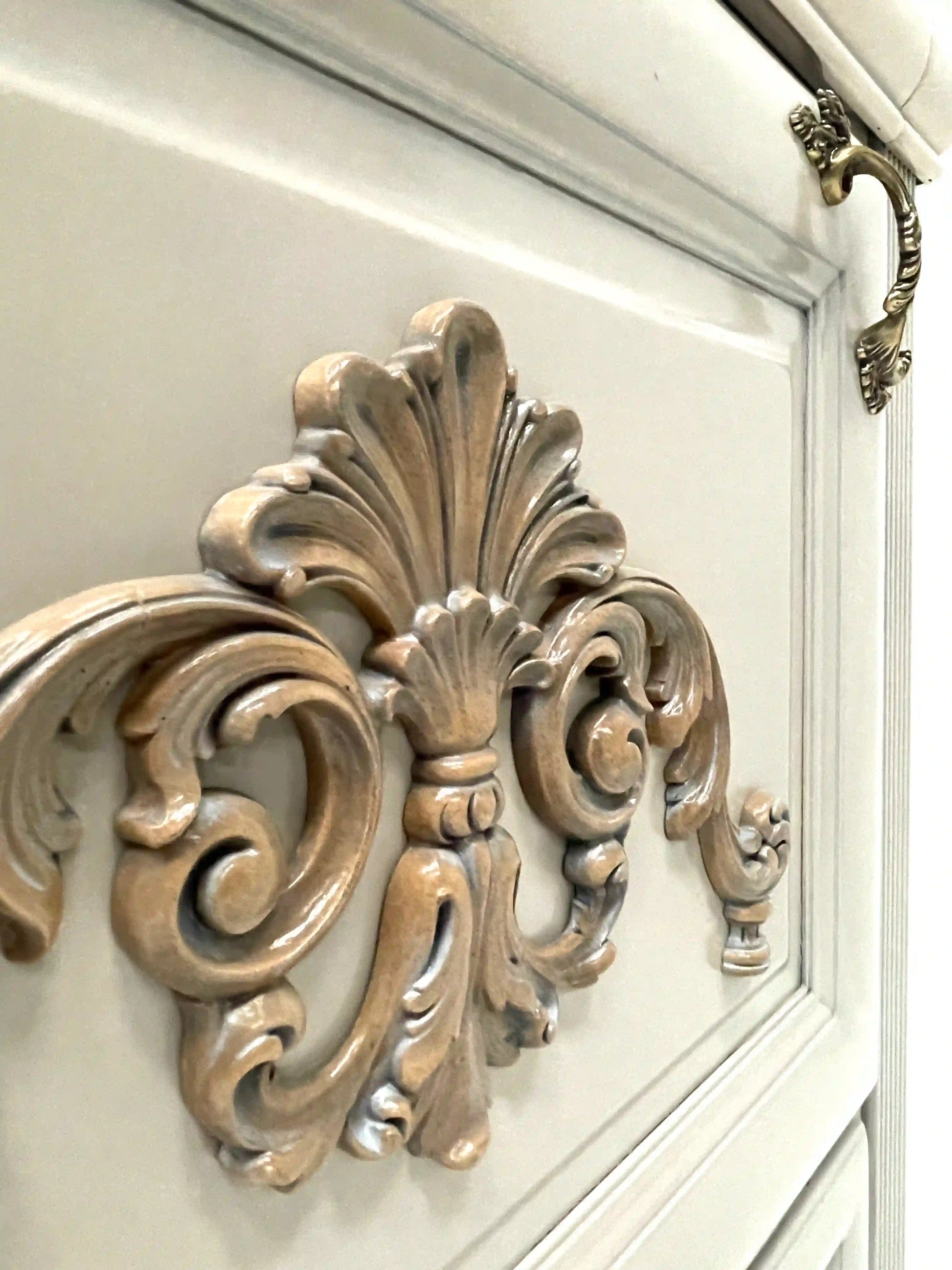 detalle de talla decorativa en el frente de la cómoda escritorio Giulietta