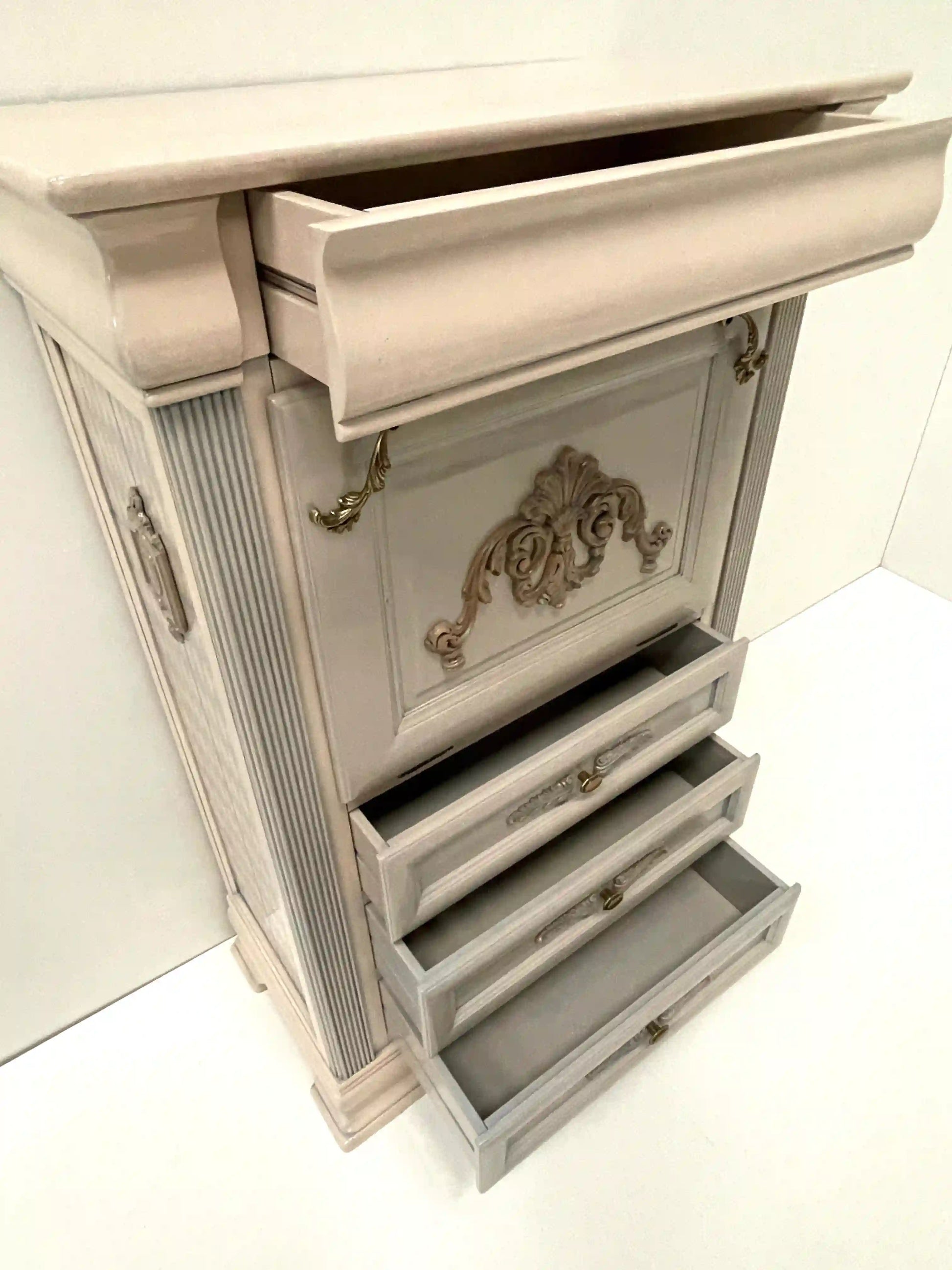 cómoda escritorio Giulietta con cajones abiertos y tapa abatible