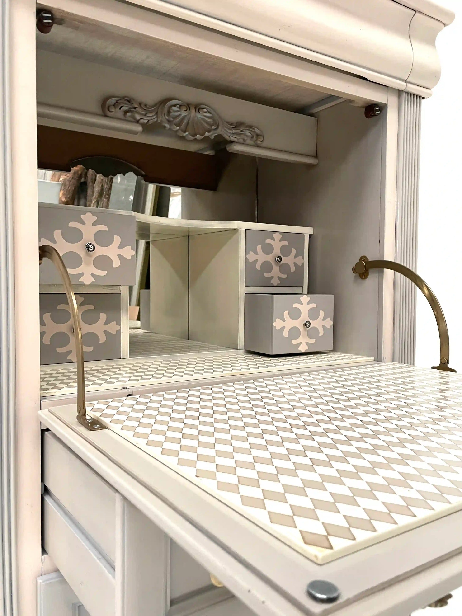 interior del escritorio abatible de la cómoda Giulietta con compartimentos