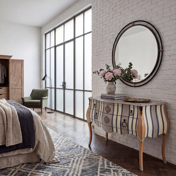 cómoda Santino en dormitorio con diseño decorativo de rayas
