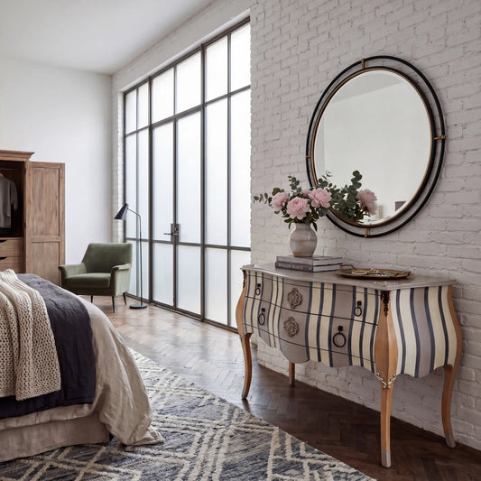 cómoda Santino en dormitorio con diseño decorativo de rayas
