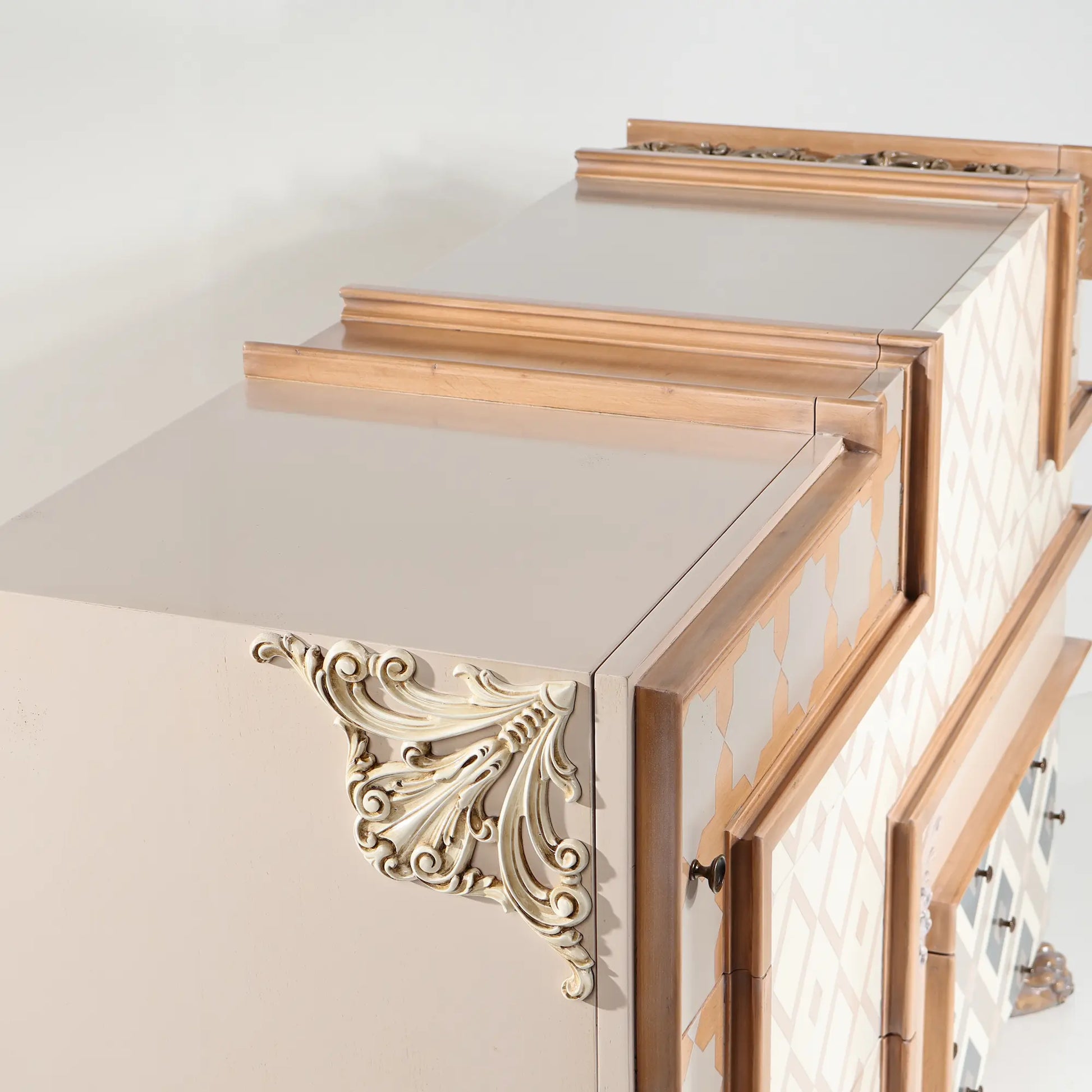 detalle superior de cómoda Seda con molduras de madera y ornamentación clásica tallada