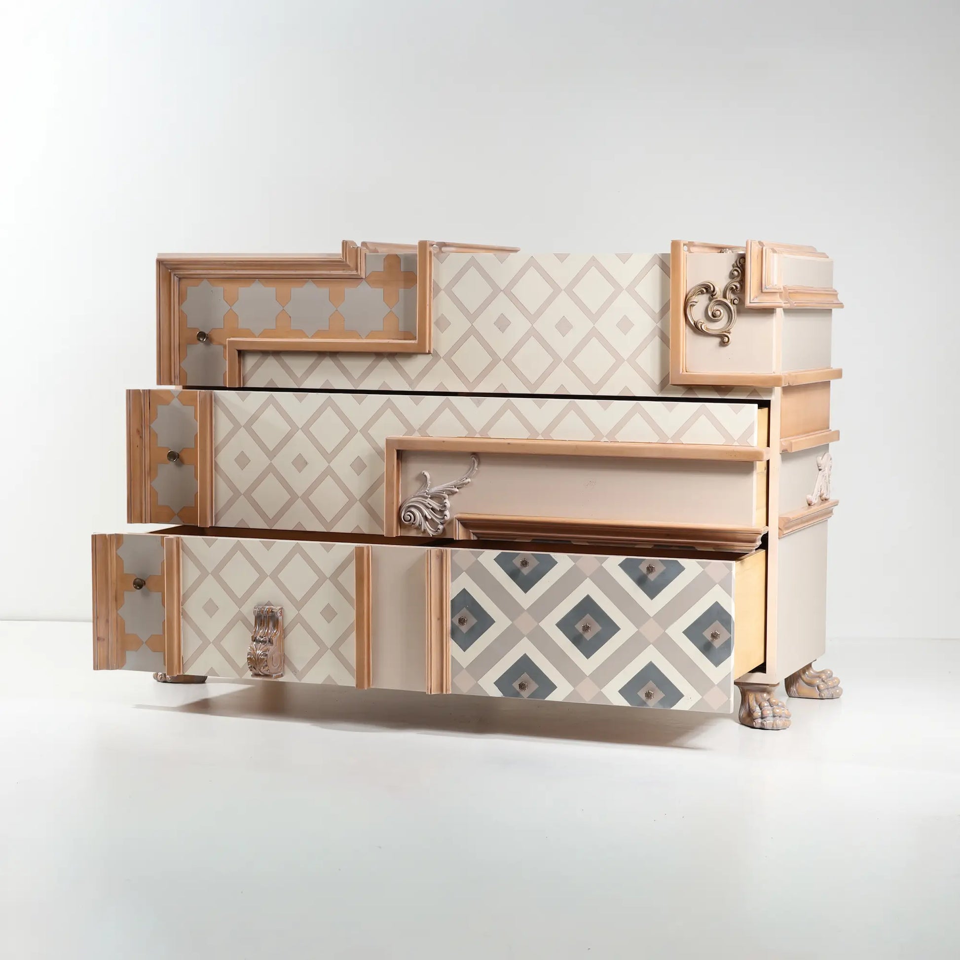 cómoda Seda de diseño original con cajones abiertos y composición asimétrica