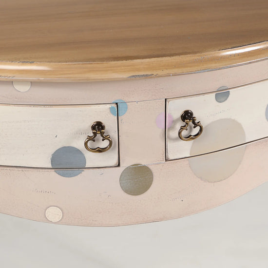 Detalle de los cajones de la consola Bubble con círculos de colores y tiradores de inspiración clásica.