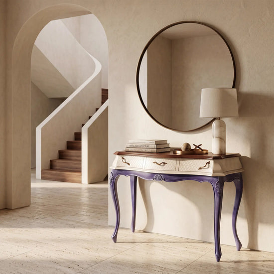 Consola Charme en un recibidor elegante con espejo redondo y pared en tonos cálidos.