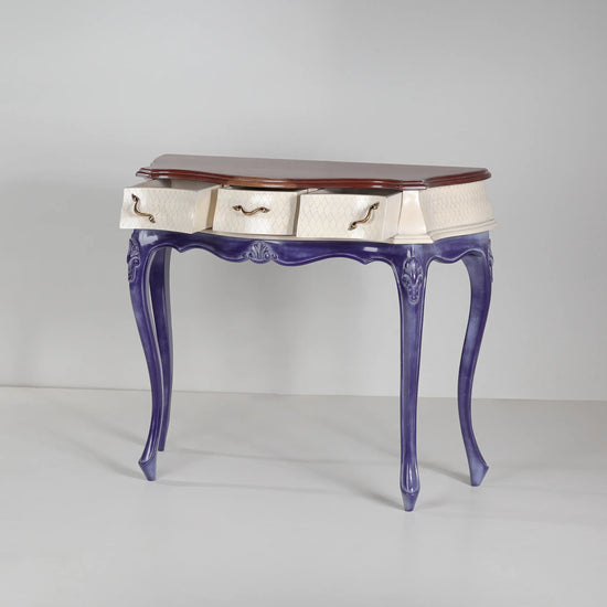 Consola Charme con sus tres cajones abiertos y tiradores ornamentales