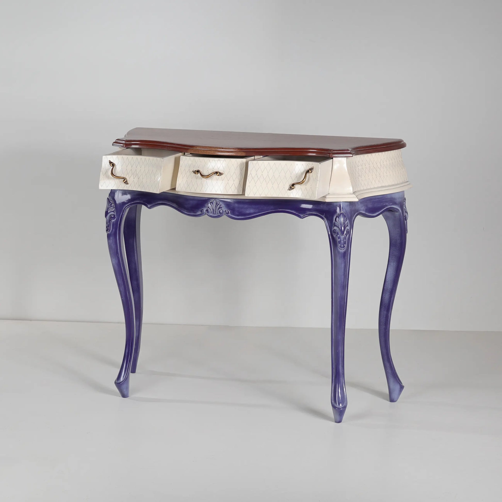 Consola Charme con sus tres cajones abiertos y tiradores ornamentales