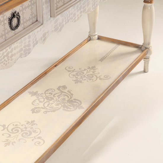 Balda inferior decorada de la Consola Macarena con motivos ornamentales y estructura de madera.